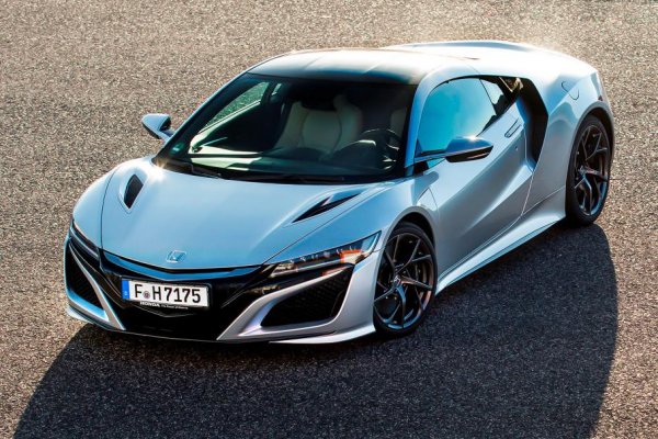 Суперколата беше качена на конвейера 6 месеца преди Ford GT, като инженерите на японския производител заложиха на сложна схема с четири двигателя. Един електромотор е интегриран между бензиновия 3,5-литров V6 с двойно турбо (507 к.с. и 550 Нм) и 9-степенния преселективен „робот“.