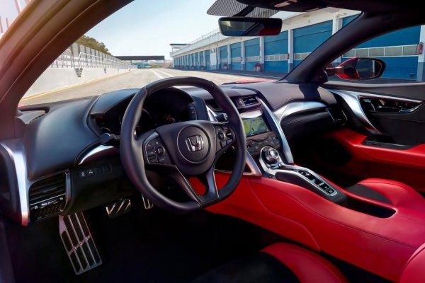 Другите два електродвигателя задвижват предните колела, като общата мощност на системата е 581 к.с. и 645 Нм. Теглото на суперколата та Acura е солидните 1725 кг, но това не пречи на NSX да вдига 100 км/ч от място за 2,9 секунди и да ускорява до 308 км/ч. За 5 години цената не се е променила и японското купе струва минимум 159 000 долара.