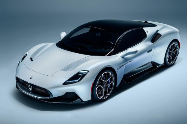 Купето със средно разположение на двигателя Maserati MC20 е напълно сравнимо с 296 GTB както по размер, така и по технологии. Подобно на Ferrari, Maserati също залага на 3,0-литров V6, а агрегатът Nettuno (това е името му) разполага със смазване със сух картер, двойно впръскване и система предварително запалване. Мощността на Maserati V6 е 210 к.с. на литър работен обем, а максималният въртящ момент от 730 Нм се постига при 3000 об/мин.