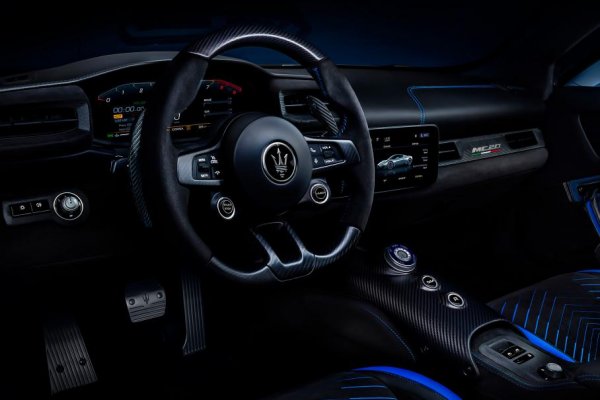 Италианската компания създаде MC20 около модулно шаси, на което може да бъдат поставени електрически двигатели и батерии. Бензиновият V6 работи в тандем с 8-степенна „роботизирана“ скоростна кутия,като е задвижването е съм задния мост. Купето тежи 1500 кг, като ускорява от 0 до 100 км/ч за 2,9 секунди и развива максимална скорост от 325 км/ч.