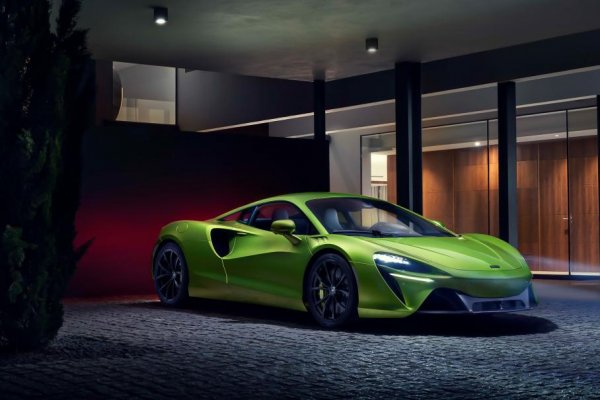 Основният съперник на Ferrari 296 GTB е купето Artura, което е напълно логично. Повече от 50 години McLaren и Ferrari се надпреварват по пистите на Формула 1, а през последните 12 години се състезават и за портфейлите на купувачите на пътни автомобили. Artura e първият серийно електрифициран суперавтомобил на McLaren, като е изграден около нов карбонов монокок и алуминиев V6 турбо-двигател.