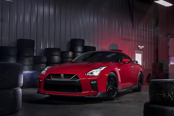 Nissan GT-R е в експлоатация от почти 15 години и въпреки че купето на няколко пъти беше актуализирано, основният му дизайн и характеристики не се променят. Купето си остава вярно на схемата с предно разположение на мотора, задвижване на четирите колела и 3,8-литров V6 мотор с двойно турбо. Той е свързан с 6-степенна преселективна роботизирана скоростна кутия.