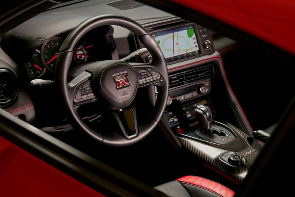 Още в основния си вариант „Годзила“, какъвто е прякорът на модела, развива 570 к.с. и 637 Нм, като теглото на колата е 1821 кг. Ускорението от 0 до 100 км/ч отнема 2,8 секунди, а максималната скорост е 315 км/ч. Голямото предимство на GT-R е неговата сравнително достъпна цена – в САЩ, например, последната версия струва 114 000 долара.