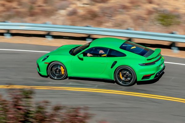 Семейството Porsche 911 (серия) 992 предлага цяла гама от версии с нехибридни 6-цилиндрови двигатели, тип &bdquo;боксер&ldquo;. Базовият 3,0-литров турбо-мотор при Carrera развива 385 к.с., докато 4,0-литровият атмосферен агрегат на GT3 предлага 510 к.с. Най-мощната версия е с 650 к.с. и се поставя на Turbo S.