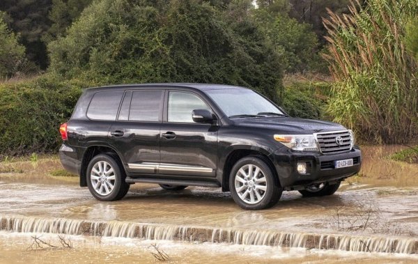 Този SUV е легенда за надеждност сред бензиновите автомобили. Мощен атмосферен V8 практически не може да бъде „убит“, ако сменяте маслото на всеки 8000-10 000 км. 

Ресурс на двигателя: 500 000-600 000 км.

Силни страни: опростен дизайн, чугунен блок, непретенциозност към горивото.

Типични проблеми: висок апетит за бензин, незначителни течове на масло през годините.
