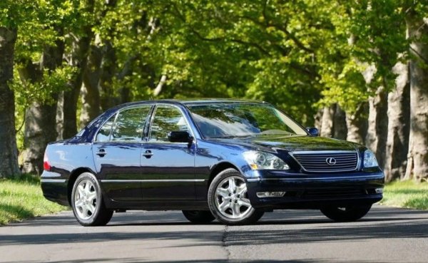 Премиум седанът с двигател от серията UZ отдавна е спечелил репутацията на „вечен“. Собственици от цял свят споделят примери за пробег от 700 000-800 000 км без сериозни ремонти.

Ресурс на двигателя: над 500 000 км.

Силни страни: висококачествен монтаж, надеждна автоматична скоростна кутия, легендарна издръжливост на двигателя.

Типични проблеми: износване на въздушното окачване при голям пробег.
