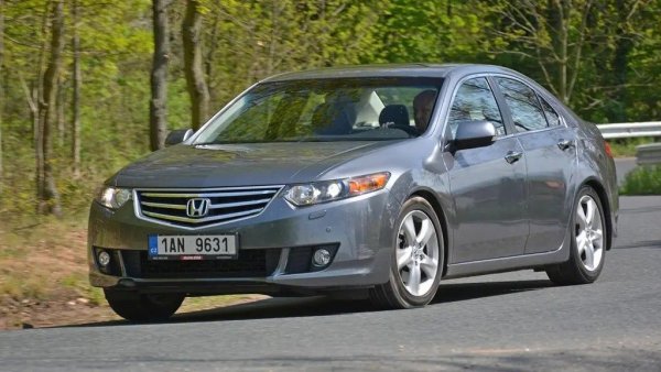 Двигателите от серията Honda K са известни със своята издръжливост и лекота на поддръжка. Универсалният 2,4-литров двигател лесно издържа на големи натоварвания, поддържайки мощност дори след 400 000-500 000 км.

Ресурс на двигателя: 450 000-550 000 км.

Силни страни: надежден дизайн, лесна подмяна на времето, понася добре високи скорости.

Типични проблеми: умерен разход на масло на стари автомобили.
