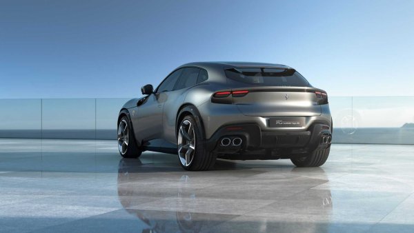 Независимо дали е SUV или „не-SUV“ (както във Ferrari го наричат), Purosangue, без съмнение, ще има успех в продажбите. Всъщност италианската марка вече не приема поръчки, тъй като списъкът на чакащите надхвърля две години. Което едва ли е изненада, тъй като това е първият модел на марката от този клас.

Салонът е оборудван с четири индивидуални седалки, но много по-важно е да се знае, че колата разполага с 6,5-литров V12 атмосферен двигател, поставен отпред (макар и възможно най-назад) и развиваш 725 к.с. Задвижващият агрегат е свързан с осемстепенна автоматична DCT скоростна кутия с двоен съединител, като ускорението от 0 до 100 км/ч отнема 3,3 секунди.