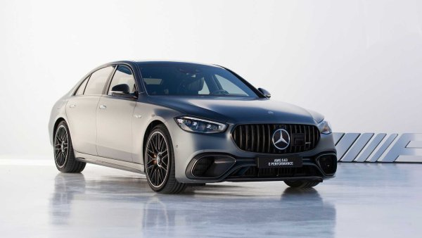 След моделите с голям просвет идва ред на plug-in хибридна лимузина с още повече мощност &ndash; 802 к.с. Тя идва от комбинацията от 4,0-литров V8 битурбо двигател на AMG с 612 к.с. и елекромотор със 190 к.с. Пробегъг само на ток е едва 33 км, тъй като целта на електрификацията е да се увеличи производителността.

Пневматично и адаптивно окачване, многодискова автоматична скоростна кутия, управление на задния мост - цялата AMG-технология се намира в този автомобил, който въпреки теглото си (малко под 2,6 тона), ускорява от 0 до 100 за 3,3 секунди и достига максимална скорост от 250 км/ч. При премахване на ограничителя тя скача до 290 км/ч.