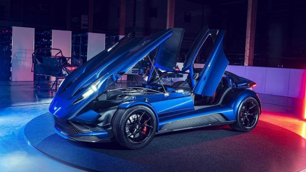 Ако предишните модели са ви се сторили екстремни, то за този двуместен автомобил с холандски произход трябва да се използва още по-силно определение. При него натоварването в завой може да достигне 2,15. Нещо повече - той тежи само 750 кг, а двигателят - 2.5 TFSI на Audi с 5 цилиндъра, генерира 499 к.с. Ускорението от 0 до 100 км/ч отнема 2,5 секунди.

Задвижване 4х4 няма &ndash; колата е със задно предаване със самоблокиращ диференциал Torsen и 5-степенна механична скоростна кутия, която няма ESP! Между другото, покривът е съставен от два панела, които могат да се свалят на ръка и да се съхраняват в задната част на автомобила, превръщайки го в тарга. Цената е 245 000 евро.