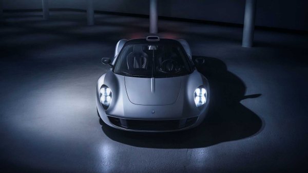 В интерес на истината, първите бройки от тази кола трябва да бъдат доставени през 2024 г., а не следващата година, но това не го прави по-малко интересен. Все пак става дума за двуместен автомобил, чийто V12 двигател на Cosworth развива 11 000 об/мин. Неговият обем е 3,9 литра, а мощността &ndash; 616 к.с. и 451 Нм.

Задвижването и тук е към задната ос, а скоростната кутия е 6-степенна механична. Производителят на колата - британската фирма Gordon Murray Automotive, предлага и автоматична трансмисия като опция. Цената е 1.65 милиона евро, като толкова ще струва всяка от 100-те бройки, които ще бъдат направени.