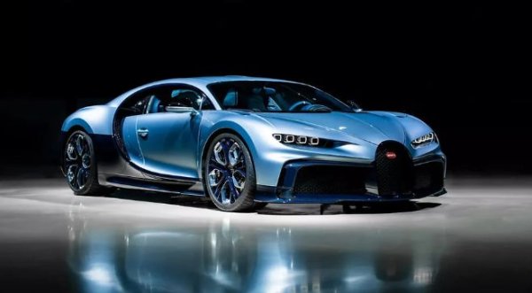 Bugatti Chiron вече е един от най-ексклузивните и търсени хиперавтомобили в света, но уникалния Profilée издига нещата на съвсем ново ниво. Създаден от Atelier Molsheim – екипът на Bugatti за коли по поръчки, Profilee представлява версия на Chiron с уникални дизайнерски елементи и персонализирани щрихи.

Като характеристики Profilée повтаря Chiron Pur Sport и се задвижва 16W двигател с 4 турбокомпресора, развиващ 1500 к.с. Ускорението от 0 до 100 км/ч отнема 2,3 секунди, а до 200 км/ч – за 5,5 секунди. Максималната скорост е ограничена на 380 км/ч.

Chiron Profilee е единствен по рода си, като е боядисан в боя Argent Atlantique, направена специално за него. Вероятно това също е сред причините, поради която беше продаден на търг от RM Sotheby's за повече от 10 милиона. Това го прави най-ценната нова кола, продавана някога на търг.