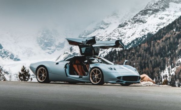 Роден от идея, която дойде от двама колекционери на Pagani през 2018 г., Codalunga е по същество базиран на прекрасното Huayra Coupe. С по-рационализиран дизайн, вдъхновен от работата на производителите на каросерии от 60-те години на миналия век, ограничената серия на модела е разработена и се произвежда от Pagani Grandi Complicazioni, като е ребрандирана от отдела за специални проекти.

Codalunga ще бъде произведена в тираж от само 5 бройки. Под големия капак е поставен най-мощната версия на двигателя Mercedes-AMG V12 туин-турбо, развиващ 840 к.с. и 1100 Нм. Тази забележителна мощност е съчетана с ниско тегло – 1280 кг, но от Pagani засега не разкриват динамичните характеристики на колата.