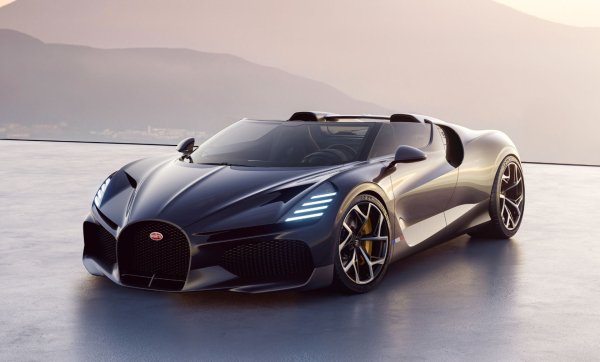 Показан през 2022 г., W16 Mistral се рекламира като &bdquo;най-бързия роудстър в света&rdquo;, от който ще бъдат произведени само 99 бройки. Това е и последният модел на Bugatti, оборудван с 16-цилиндровия двигател, дебютирал с Veyron през 2005 г. Той обаче е базиран не на Chiron, а на специалното купе Divo.

При Mistral мощността на задвижващата система е 1600 к.с., което е с цели 400 с повече от последния роудстър на Bugatti - Veyron 16.4 Grand Sport Vitesse, който постави световен рекорд за скорост, след като разви над 408 км/м през 2013 г. С подобрени мощност и аеродинамика Mistral има ясната цел отново да стане най-бързият роудстър на планетата.