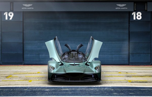 Хибридната хиперкола е истинско инженерно чудо, от което ще бъдат произведени само 85 бройки в открития вариант Spider. Подобно на купето и специалната, предназначена само за писта версия AMR Pro, моделът е разработен съвместно от Aston Martin и Red Bull Racing Advanced Technologies, като  Ейдриън Нюи - най-успешният конструктор нъв Формула 1, помага при създаването на автомобила.

Колата използва монококово шаси от въглеродни влакна, а под предния капак на Valkyrie Spider е поставен атмосферен 6,5-литров V12 двигател, разработен от Cosworth, който произвежда 1000 к.с. при 10 100 оборота в минута. Има и хибридна система, която повишава общата мощност до 1156 к.с., изпратени към задните колела.