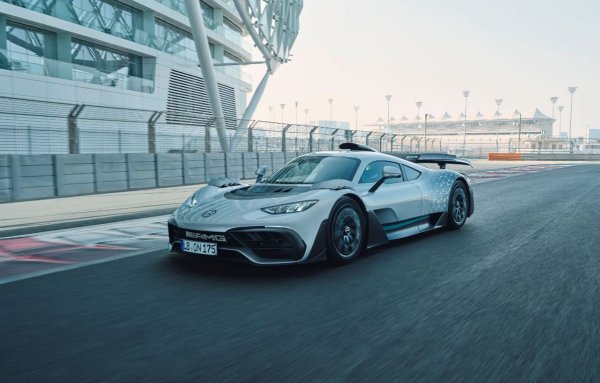 Най-уникалната характеристика на Mercedes-AMG One е неговият хибриден задвижващ агрегат, който е базиран на същата технология, използвана в автомобила, спечелил шампионата във Формула 1 за отбора на Mercedes-AMG Petronas. В основата на системата е 1,6-литров V6 с турбокомпресор, почти идентичен с този, използван от Mercedes във F1, съчетан с четири електрически мотора.

Mercedes-AMG One има комбинирана мощност от 1063 к.с., като на V6 се дължат 574 от тях.  Четирите електрически мотора (един на коляновия вал, един в турбокомпресора и един на всяко предно колело) черпят заряд от 800V литиево-йонна батерия.