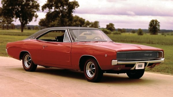 Друг от запомнящите се модели на Chrysler Group. Пътнически автомобил, произвеждан от 1966 година насам и принадлежащ към категорията на така наречените мускулести коли. Първото поколение е двуврато купе с базов 5,2-литров V8 двигател и тристепенна ръчна скоростна кутия. Предлаган също с 3,7-литров редови шестцилиндров мотор, той е в производство до 1978 година. 

Dodge също така представя модела Charger в шампионата на NASCAR в изданията от 1969 и 1970  с по-голям автомобил и задно крило, поддържано от две странични колони. 

Второто поколение на Charger се появява от 1981 до 1987-а с двуобемно спортно купе с предно предаване, базирано на Dodge Omni, което използва двигатели от Volkswagen и Peugeot.
След това идва третото поколение - нов седан, този път голям и с четири врати. С отново задвижване на задните колела, той се предлага от 2005 до 2023 година с двигателя Hemi V8 .
