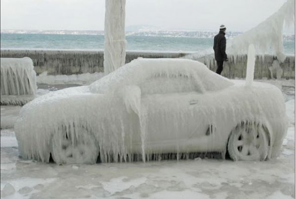 Това е вечен спор в автомобилните среди: да се подгрява или да не се подгрява двигателят преди потегляне. Чували сме всякакви аргументи - за екологията, как при новите двигатели подгряването не е нужно, и обратно - как трябва 10 минути да стоите на място с постоянна газ. 
Онова, което са ни казвали неофициално инженери от компаниите производителки, е следното: добре е двигателят, колкото и да е нов, да поработи минута и половина - две на празен ход, без газ, за да се възобнови правилното смазване. След това потегляте и десетина минути карате съвсем умерено, докато работната температура на двигателя не се повиши. 
