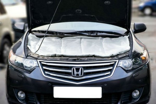 В някои северни държави, начело с Русия, особено модерни са т. нар. автоодеала. Можете да ги купите онлайн и в България. Направени от неорганични негорими нишки, те се поставят върху двигателя под капака, като идеята е да задържат по-дълго температурата на агрегата и той да не изстива съвсем между две пътувания в работния ви ден. Даже уважавани издания като "За Рульом" ги препоръчват. 
Честно казано, ние сме доста скептични. Първо, повечето автомобили така или иначе имат изолационен слой с такава функция отдолу на предния капак. Второ, "одеалото" покрива двигателя само отгоре, оставяйки топлината да се разсейва във всички други посоки. Един влогър наскоро направи експеримент и установи, че от еднаква стартова температура след час престой при минус 16 градуса двигателят, покрит с одеало, изстива до 56 градуса по Целзий. Непокритият с одеало изстива до... 52 градуса по Целзий. 
