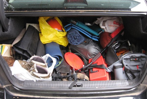 Немалко от нас ползват товарния отсек на автомобила си като втори килер, задръствайки го с какво ли не. Други пък се стремят да са подготвени за всякакви ситуации в живота и мъкнат пълен комплект инструменти, лопатка, туба, втори крик... Всеки излишен килограм в автомобила обаче се отразява на разхода. Едно време тунинг майсторите казваха така: 15 килограма допълнително тегло неутрализират една конска сила от мощността. Прецизно или не, това наблюдение е вярно. Прегледайте багажниците си и оставете само нещата, които са ви нужни при актуалните сезонни условия. 

