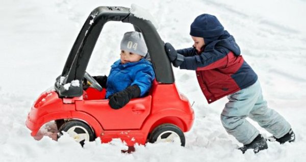 Безсмъртният девиз на Карлсон, който живее на покрива, е особено актуален по отношение на зимното шофиране и зимния разход. Овладяното и пресметливо поведение зад волана може да ви даде с 2 литра на 100 км по-нисък разход, което за година при средния пробег в България (около 15 000 км) значи икономия от порядъка на 600 лева. 
За целта просто избягвайте резките ускорения, преценявайте къде ще ви се наложи да спрете, и озаптете първичния инстикт да покажете на автомобила до вас кой е по-бърз. Естествено, тези неща могат да доставят и удоволствие. Но темата на тази статия все пак е икономията на гориво. 

