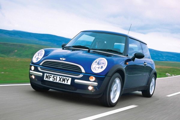 Преоткриването на една икона е рисковано, защото винаги ще има хора, които ще кажат, че новата версия не е „подходяща“. Когато Mini беше възродена под крилото на BMW, някои казаха, че колата е прекалено голяма, прекалено скъпа и недостатъчно иновативна.

Днес, 25 години по-късно, е ясно, че посоката, в която се развива съвременният Mini – като малък, забавен за шофиране, ретро-стилен автомобил от висок клас – е била правилна. Концепцията е проста, но блясъкът на Mini се крие в някои умни инженерни решения. New Beetle на VW беше Golf в женски вариант. Mini се основаваше на собствена платформа, което позволи на дизайнерите и инженерите да се изразят напълно.
