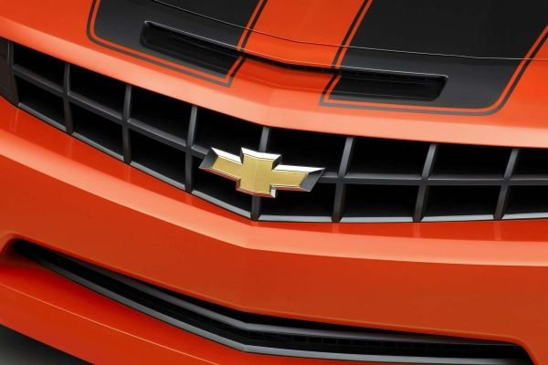 "Папийонката" на Chevrolet - вдъхновена или от парижки тапети, или от швейцарския флаг