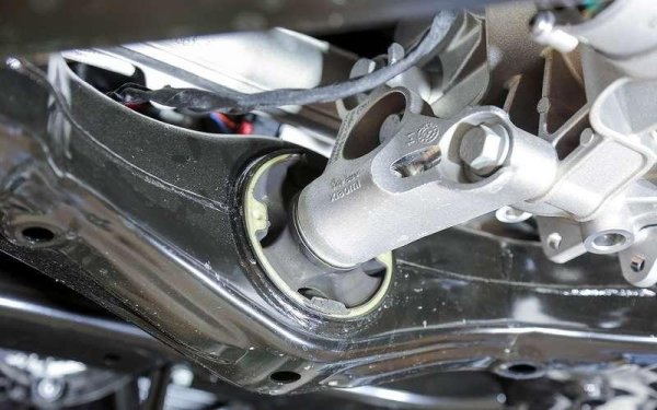 За първия си електрически автомобил Xiaomi самостоятелно разработи не само управляващата електроника, но и електрическата задвижващах система и дори технологията за производство. Тя представлява леене под налягане на елементи на каросерията, която е направена от комбинация от стомана и алуминий (Tesla беше първата, която въведе такава технология ).
