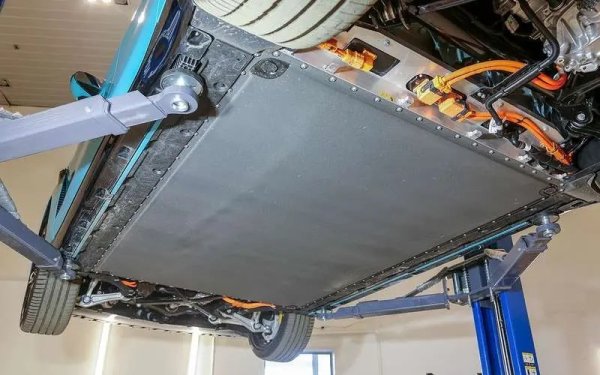 Отдолу почти няма открит метал. Арките имат пълноразмерни матирани пластмасови облицовки на калниците. Дъното, образувано от батерията, е плоско. Отпред и отзад има огромни пластмасови екрани.

Седанът използва технологията Cell-to-Body, тоест корпусът на батерията е включен в силовата рамка на тялото, което гарантира огромна издръжливост.  Плоският метален корпус на батерията е покрит с пластизол.
