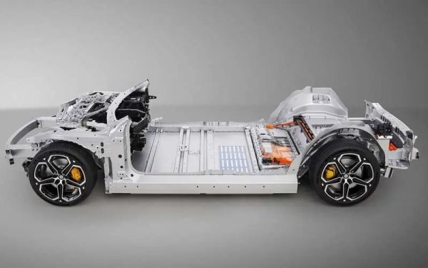 Благодарение на използването на специална 9100-тонна преса, алуминиевата задна част на основата на каросерията е направена монолитна, въпреки че обикновено такъв монтажен възел изисква свързването на десетки части и много заварки. А това означава, че ремонтът ще е доста скъп.

Неслучайно, за да предпази солидната подрамка, Xiaomi е изградила разширена деформируема зона зад бронята. Почти всички външни панели на каросерията са изработени от поцинкована стомана - с изключение на алуминиевия капак и пластмасовата предна част на стъкления покрив. Праговете, предният усилвател и опорите на стойките също са изработени от алуминий.
