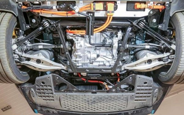 Базовият седан със собствено тегло 1980 кг с V6 двигател ускорява от 0 до 100 км/ч за 5,28 секунди, а максимална скорост от 210 км/ч. Под пода на кабината е монтирана литиево-желязо-фосфатна тягова батерия с капацитет 73,6 kWh, пробегът е 668 км според китайския цикъл CLTC.

Средната версия на Xiaomi SU7 Pro също е със задно разположен двигател, а на върха на гамата е разположен Xiaomi SU7 Max със задвижване на всички колела. При нея електрическият V6 двигател на предната ос, съчетан с мотора V6s, разположен отзад, произвежда общо 673 к.с.с. и 838 Нм. При тегло на автомобила от 2205 кг това позволява на електрическия автомобил максимална скорост от 265 км/ч и ускорение до 100 км/ч за 2,78 секунди.
