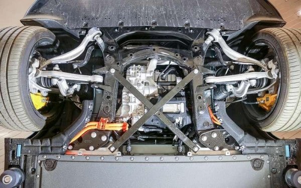 Динамиката е впечатляваща, но не и рекордна - според производителите, Porsche Taycan Turbo S (952 к.с.) се нуждае от 2,4 секунди, за да ускори до 100 км/ч, а при Tesla Model S Plaid (1100 к.с.) времене е 1,9 секунди.
