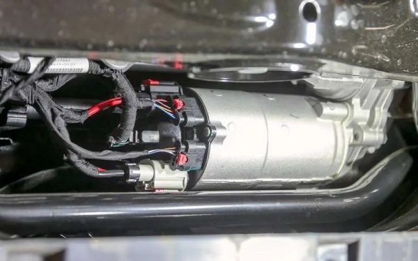 Кормилният механизъм с рейка и пиньон е разположен на подрамката пред оста - и при челни сблъсъци ще пострада веднага след радиаторите с вентилатора. А контактите на електрическия усилвателен модул, разположен на релсата, карат да се притеснявате дали след няколко години няма да бъдат засегнати от корозия. И полуоската на кормилния вал не е покрита с нищо от мръсотия в отвора на лявата арка.
