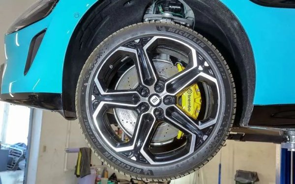 Спирачките не дават повод за притеснение. При електрически превозни средства с правилно конфигурирана рекуперация те обикновено са леко натоварени и следователно издръжливи. И спирачната система на Xiaomi SU7 Max е допълнително оборудвана с предни четирибутални апарати от Brembo с перфорирани вентилирани дискове (отзад има по-прости апарати с плаващ апарат) - както обещават, при спиране от 100 км/ч спирането разстоянието ще бъде 33,3 метра.
