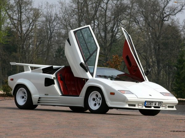 Също като Miura и Countach се радва на статут на един от пионерите в областта на суперавтомобилите. Заострените форми и отварящите се вертикално врати, V12 двигателят и невероятната динамика ще ви карат да се усмихвате дълго, след като колата е минала покрай вас.