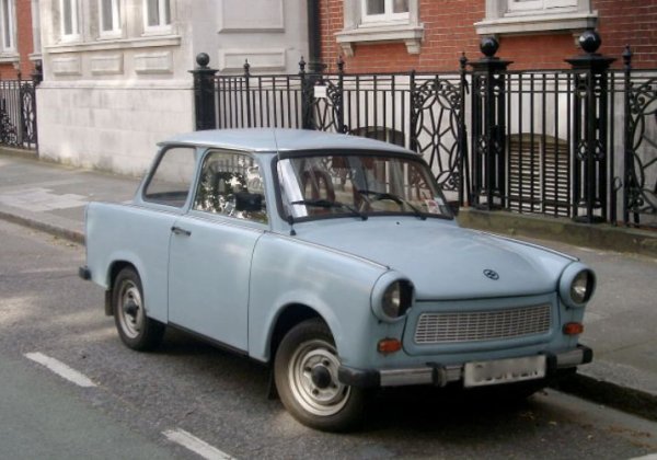 Моделът Trabant започва да се произвежда в бившата ГДР през 1957 г. Каросерията на тази кола беше пластмасова и крехка, но пък малко податлива на корозия. Освен това автомобилът трудно развиваше скорост от 100 км/ч, но се купуваше, тъй като беше едно от малкото предложения на пазара в бившите държави от Източния блок.