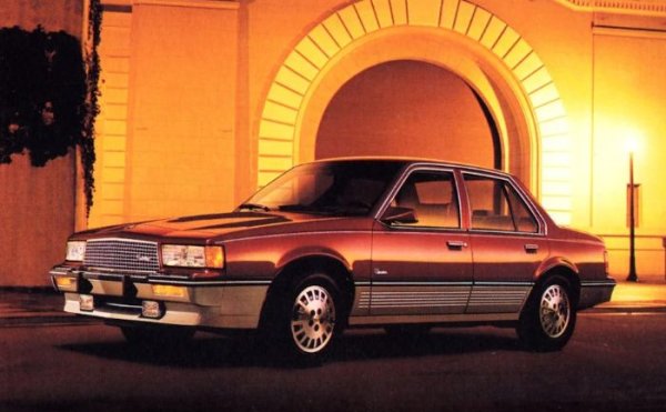 На осмо място е Cadillac Cimarron, който се произвеждаше в САЩ от 1982 до 1988 г. Слабият двигател и последвалите проблеми с качеството накараха мнозина в компанията да смятат автомобила за най-голямата грешка в историята на марката. 