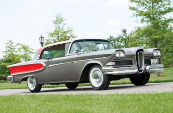 На седмо място е Edsel Corsair, който се произвежда само две години &ndash; през 1958 до 1959 г. Освен противоречивия дизайн, моделът предложи ниско качество и висока цена. Според мнозина, това е най-големият провал в историята не само на Ford, но и на американската автомобилна индустрия.