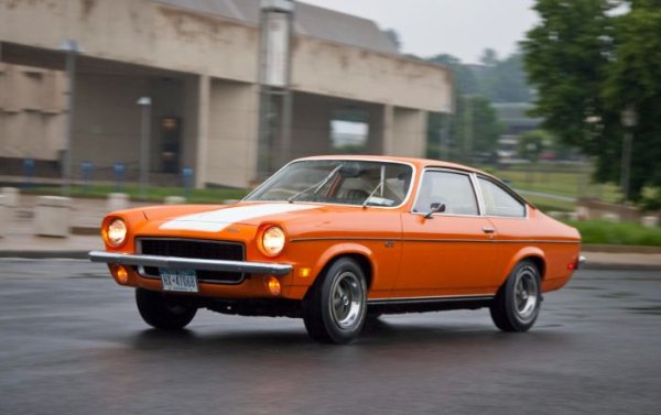 Класираният на пето място Chevrolet Vega се задържа сравнително дълго на конвейера &ndash; от 1970 до 1977 г. Автомобилът се отличаваше с ненадежден двигател и бързо ръждясваща каросерия. Затова и той не получи второ поколение.