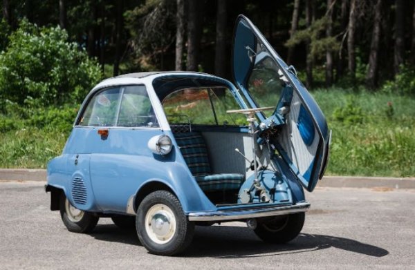 Производството на триколесното BMW Isetta стартира през 1955 г. Автомобилът поразяваше с малките си размери, като разполагаше само с една врата и нямаше задна скорост. Въпреки ужасните си качества, именно Isseta е автомобилът, който позволи на BMW да оцелее по това време и да се превърне в един от водещите производители.