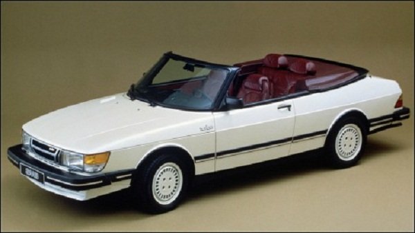 <p><strong>Saab 900 Turbo Convertible</strong><br /> <br /> Представен за първи път през 1978, Saab 900 е подобрен вариант на 99.  Най-забележителният вариант на модела се появява през 1986. Той е  оборудван с 2.0литров 16-клапанов турбо-двигател, който със 160-те си  коня бе способен да &ldquo;изоре&rdquo; асфалта. Производството приключва през 1994.  За много фенове на марката 900, произвеждан между 1979 и 1993 е  последният &ldquo;истински&rdquo; Saab. След това марката влиза под шапката на  General Motors и имиджа с второто поколение 900/9-3 се променя  значително.</p>