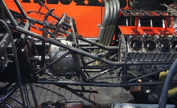 Двигателят и останалите компоненти са монтирани върху рама от хром-молибденови тръби. Диференциалът и двете оси са заварени здраво за рамата, която е частично гъвкава - нещо като примитивно окачване. Степента на огъване се контролира, като се варира с диаметъра и плътността на тръбите. Дължината на рамата е само 3.17 метра - само с педя над стандартните размери на серийния 
Charger SRT Hellcat.