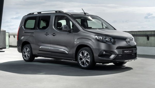 Японският гигант предпочита да налага хибридите си, вместо даунсайзнати турбомотори, но тук мокрият ремък се промъква чрез вездесъщия 1.2 PureTech на Peugeot, вграждан в Proace. Toyota Proace е на практика близнак на Citroen Jumpy, 
Peugeot Expert, Fiat Scudo и Opel Vivaro, произвеждан във фабриката на Stellantis в Лю-Сент-Аман, Франция. 
