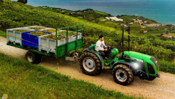 Нека веднага да намалим ентусиазма: не, фирмата никога не е произвеждала трактори. Марката Maranello е обикновен случай за съвпадения на звученето. От 1988 година част от групата Bcs &ndash; чрез компания, основана в Реджо Емилия през 50-те, произвежда трактори, моторни косачки, култиватори и различни видове оборудване, предназначено както за хоби, така и за професионална употреба. А, и без червено: официалният цвят тук е зелен. 
