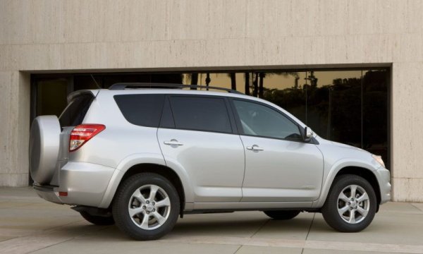 В началото на 90-те този модел бе от пионерите в сегмента на компактните SUV модели. Интересът към него у нас никога не е отслабвал и през 2022 RAV4 е вторият най-продаван SUV модел на българския пазар. 
