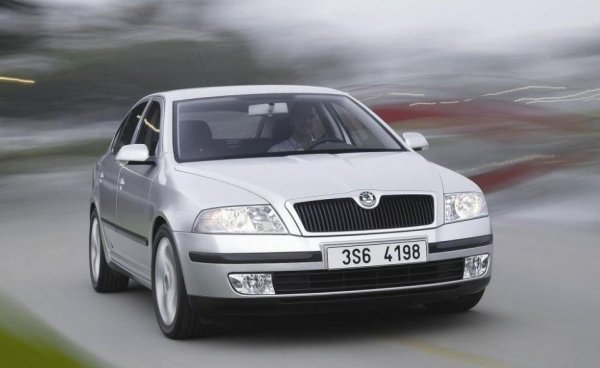 Практичната и с голям багажник Octavia се радва на постоянен интерес у нас, и всъщност поддържа по-високи остатъчни стойности тук, отколкото на много западни пазари. Проблемите на Skoda с производството напоследък обаче се отразяват косвено и на предлагането на употребявани автомобили. 
