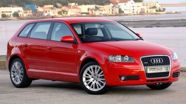 Отдавна вече знаем, че българският купувач на употребявани автомобили предпочита премиум марките въпреки по-високите разходи за поддръжка. Затова не е изненада, че А3 e третият най-продаван хечбек в България, доста пред коли като Focus, Auris, Peugeot 308 и Megane. И, както е тръгнало, скоро ще изпревари и Astra. 
