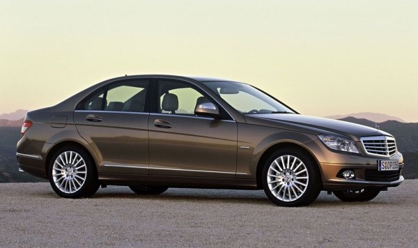 От няколко години популярността на употребяваната С-класа не спира да расте и в момента автомобилът е на косъм да се превърне в най-продавания седан изобщо у нас - само 19 бройки го делят от второто място. 
