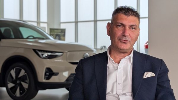 - Ние сме много добри партньори с нашия български вносител. Нещата се развиват много позитивно. Когато бях тук преди пет години, говорехме за 125 до 150 коли годишно, сега говорим за 500 коли годишно. Правим много положителни стъпки в премиум сегмента, който по принцип е много предизвикателен в Европейския съюз, но ставаме по-добри и по-силни с всяка следваща година. 
