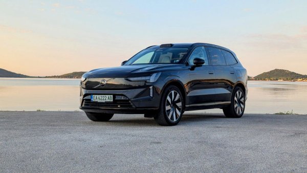 - Леко коригирахме стратегическите си глобални планове. Планирахме да имаме 50% електромобили до средата на това десетилетие, и 100 процента до края. Но видяхме, че на много пазари - заради инфраструктурни и правителствени причини - нещата няма да се случат толкова бързо, колкото предполагахме. Затова ревизирахме стратегията и решихме да продължим с бензиновите автомобили. Вече изоставихме дизела - от април миналата година не правим дизелови автомобили. Ще продължим всяка година да добавяме нови електромобили към гамата, но също така решихме да инвестираме в плъг-ин хибриди, които са добър преход към чисто електрическите коли. Догодина ще имаме плъг-ин хибриди XC 60 и XC 90 съответно с 200 и 185 километра пробег само на ток. За клиентите в ежедневието преживяването ще е, сякаш имат чист електромобил. За България, за градове като София или Пловдив, обхват от 200 километра е предостатъчен за дневния преход. Това ще помогне на хората да разберат електрическото преживяване, без да купуват чист електромобил. 
